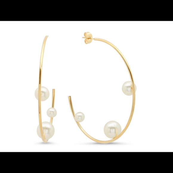 NEW! Hoop earring with pearls. Comes in a box. - Picture 2 of 2